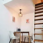 Modernes 1-zimmer-apartment Mit Galerie-schlafkoje Im Skandinavischen Stil