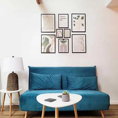 Modernes 1-zimmer-apartment Mit Galerie-schlafkoje Im Skandinavischen Stil